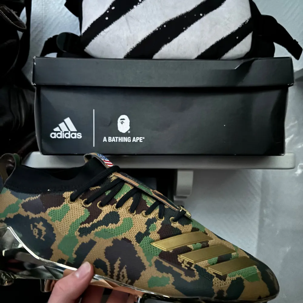 Ett par väldigt sällsynta fotbollsskor som är en Collab mellan Bape och Adidas. Kom med ett pris förslag…‼️‼️. Skor.