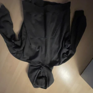 Svart hoodie - Säljer en svart hoodie som är perfekt för kalla dagar. Den är supermjuk och bekväm med en stor ficka på magen och en mysig huva. Passar både till vardags och chillkvällar. Köp den nu eller ge ett bud! 🖤