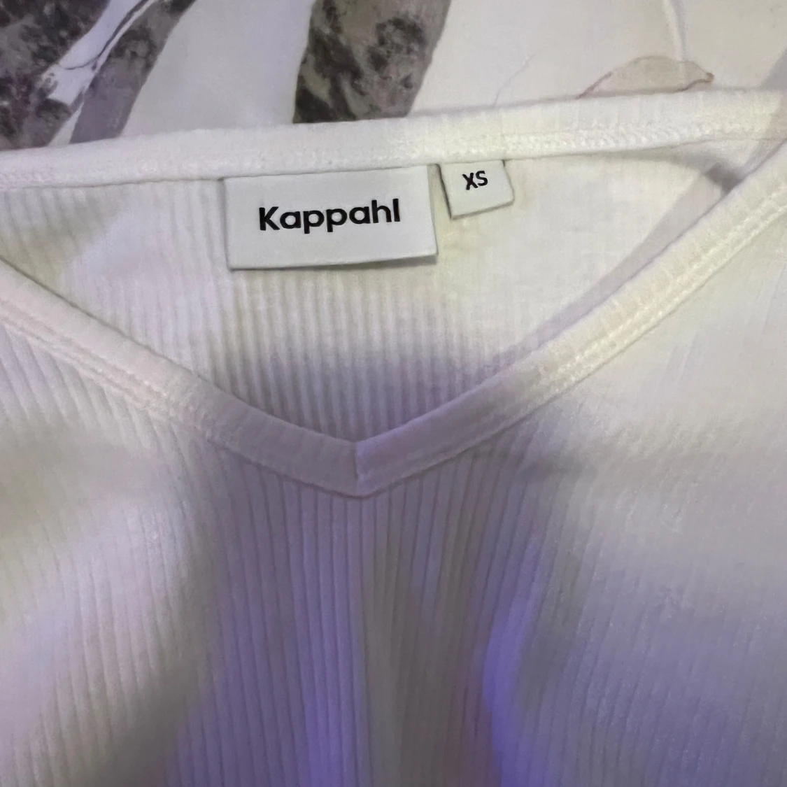 Vit ribbad tröja från Kappahl - 90