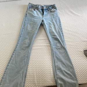 Säljer ett par ljusblå low waist bootcut jeans  Perfect Jeans i storlek 36. Säljer de för att jag har inte använt de 💕 och det finns inga defekter. 