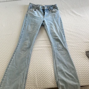 Ljusblå bootcut jeans från Perfect Jeans - Säljer ett par ljusblå low waist bootcut jeans  Perfect Jeans i storlek 36. Säljer de för att jag har inte använt de 💕 och det finns inga defekter. 