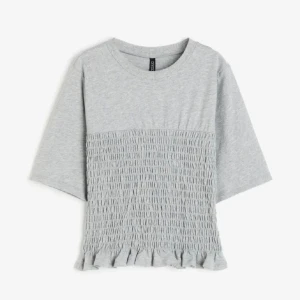 Söker smockad topp - Söker smockad topp avtingen grå vit eller svart