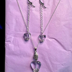 Heart-kit - Coola örhängen med matchande halsband. Gjorda av mig, i rostfritt stål. (Obs berlockerna är lila och genomskinliga)💜🩶