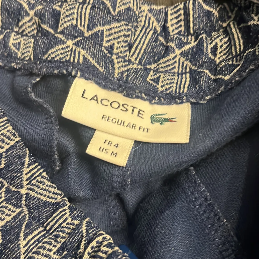 Lacoste byxor (skick 10/10) (storlek m ) färg blå o vit . Jeans & Byxor.