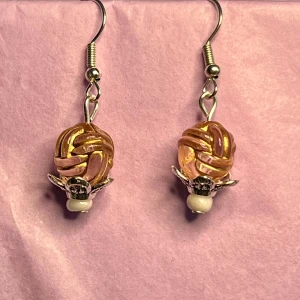 Coola bohemiska örhängen🩷 - Bohemiska örhängen, gjorda av mig, i rostfritt stål🩷🩶