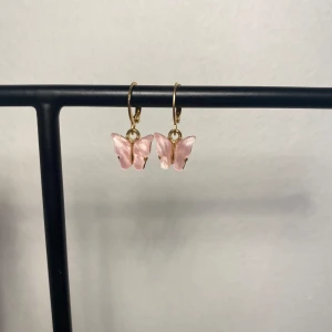 Pink butterfly🦋 - Rosa små fjärils örhängen. 🦋 25kr par!