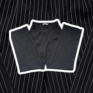 NA-KD kostymbyxor  - Högmidjade kostymbyxor från NA-KD. Jag säljer eftersom de är alldeles för små i midjan på mig. De är i fint skick och har inte använts särskilt mycket💗