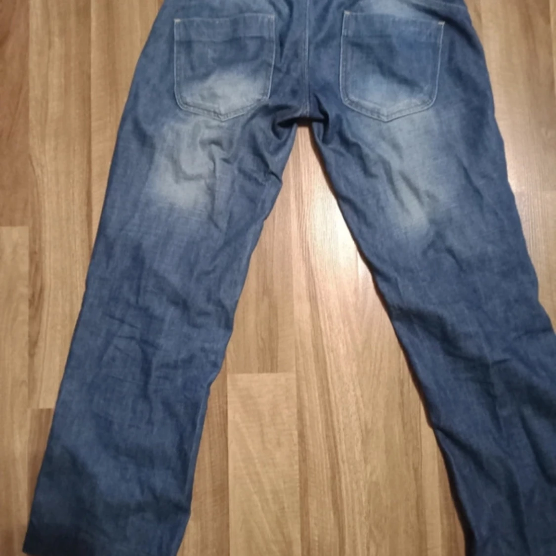 Supersnygga jeans köpta från Plick som tyvärr är för små för mig💙 - 90