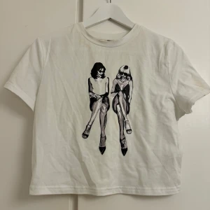 Tshirt - Säljer denna T-shirt med tryck i super bra skick men kommer bara inte till användning💕