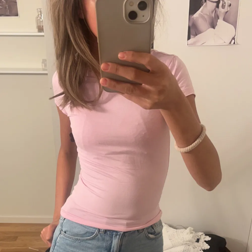 säljer denna jätte söta rosa tröjan🥹🥹☺️. T-shirts.