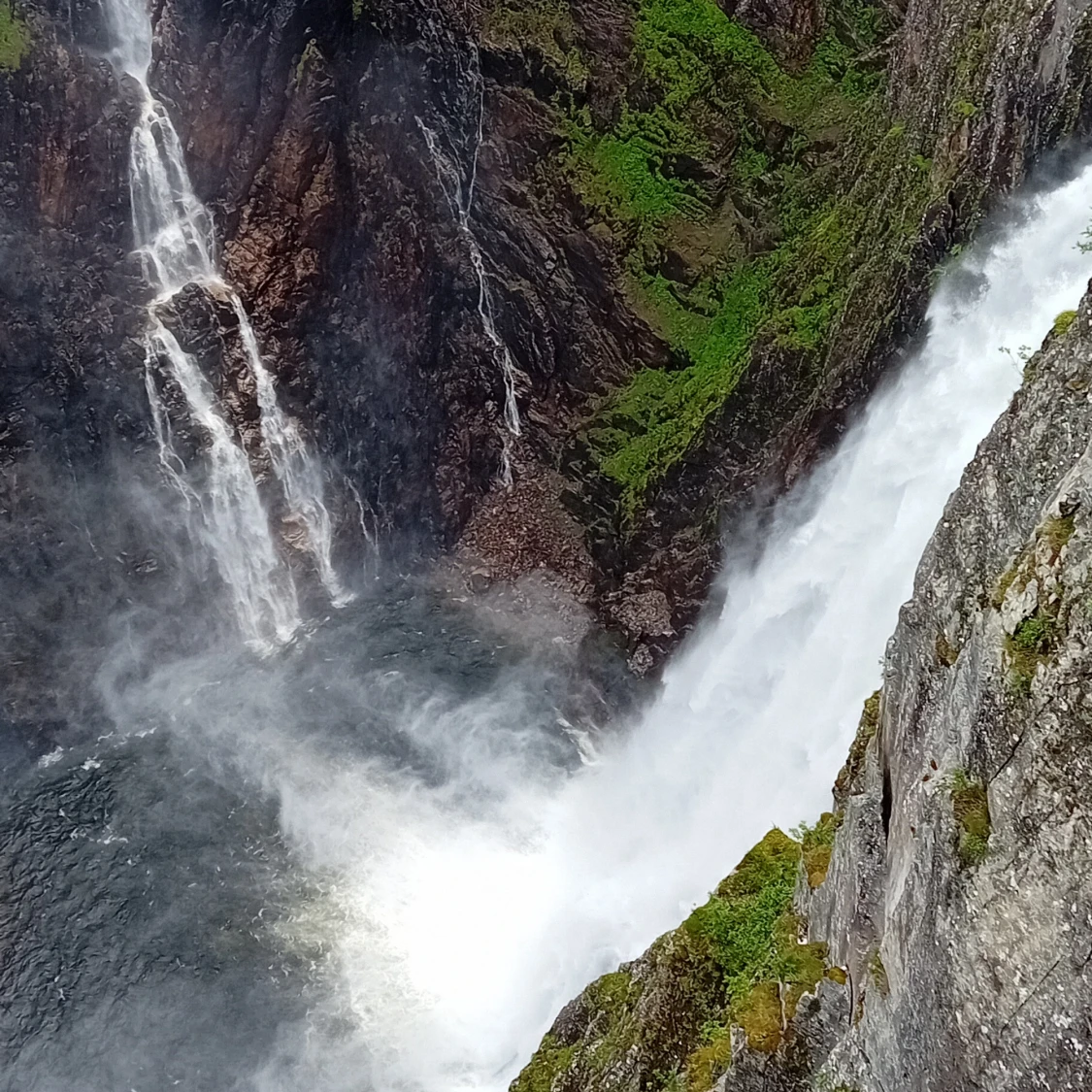 Bilder på en vacker vattenfall
