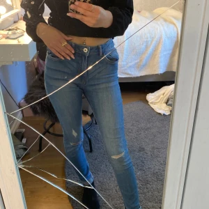 Jeans - Ett par blåa jeans, jag har bara använt fåtal gånger, lite smalare men ändå fina, storlek 164 o köpt för några år sedan, men passar perfekt till vardagen❣️
