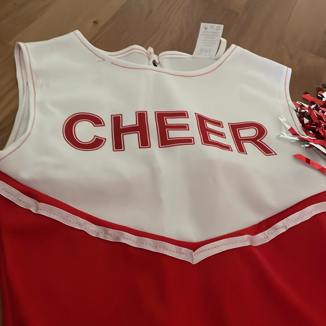 Röd cheerleaderklänning med pom-poms - 90
