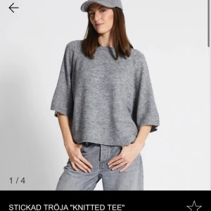 Grå stickad tröja - Säljer en supermysig grå stickad tröja. Den har en lös passform och trekvartsärmar, perfekt för en avslappnad look. Tröjan är gjord av ett mjukt och bekvämt material som håller dig varm under kyliga dagar. Perfekt för höst och vinter!