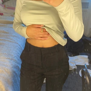 Kostymbyxor  - Fräscha kostymbyxor, inga fläckar, passar perfekt till fina tillfällen men även i vardagen, storlek 36❣️