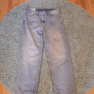 Ljusblå jeans från H&M - Säljer ett par ljusblå jeans från H&M i storlek 30/32. De är i loose fit och de är i bra skick, jag säljer för att dem är för långa. 