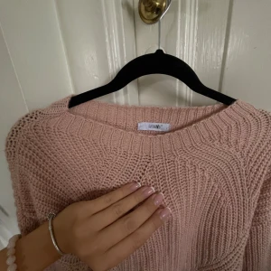 Ljusrosa stickad tröja - En jätte skön ribbstickad tröja i ljusrosa. Den har uppvikta armar och är av jätte skönt material. Från märket Hollys 💕💕