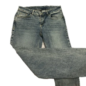 Lowwaist jeans - Väldigt lågmidjade jeans som tyvärr blivit för små för mig😩 hoppas de ska ge glädje till någon annan!!  Inga defekter, de är lite flared och man ser passformen på mig i sista 2 bilderna 🙏  Ställ gärna frågor❤️