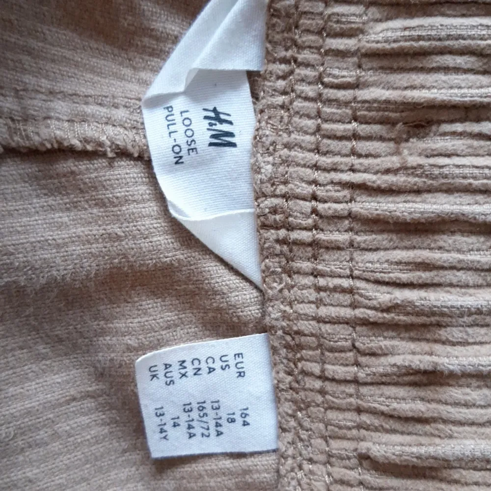 Säljer ett par snygga och bekväma beige manchesterbyxor från H&M. Byxorna är i storlek 164 och har en loose fit med elastisk midja för extra komfort. Perfekta för en avslappnad och stilren look! Jag säljer för att jag har tröttnat på dem. Byxorna är i bra skick . Jeans & Byxor.