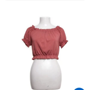 Vinröd sommartopp från Gina Tricot - En vinröd kort sommartopp och magtröja från Gina Tricot i storlek S. Tröjan är i bra skick och har används ett tiotal gånger. 
