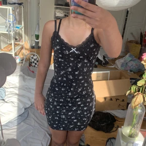 Blommig tajt klänning - Säljer denna jätte fina klänningen för känner mig inte bekväm i den. Har använt typ 3 gånger och är i bra skick. 