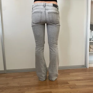 Lågmidjade bootcut jeans  - Superfina ljusgråa lågmidjade bootcut jeans. Dem är från Gina tricot Young och är i storlek 158. Dem är i fint skick utan några defekter. Säljer då dem inte kommer till användning💗