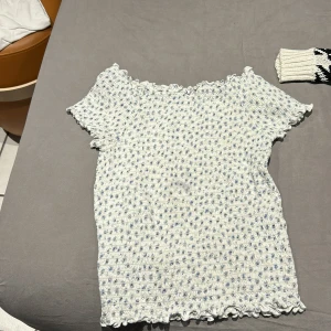 Tröja  - En blommig tröja från Kappahl i storlek 170