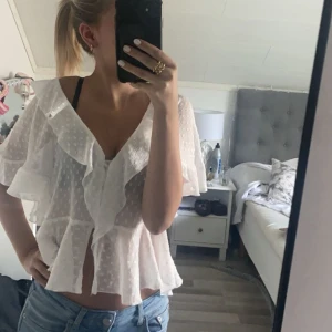 Zara blus  - Jätte fin blus från zara som jag inte använder längre 🫶🏻 använd några gånger men bra skick. Kom privat om du undrar något!