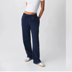 Mjukisbyxor - Marinblå mjukisbyxor från Gina tricot. Nästan aldrig använda 🩷