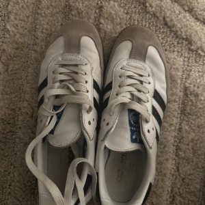 adidas samba - använda samba, i storlek 39,5 men passar 38. Dom är använda men går ff att använda ett bra tag till. 