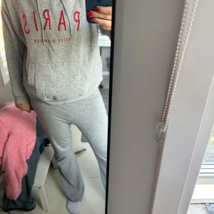 Hoodie - En skön hoodie som är oversized med märket Paris på sig💓