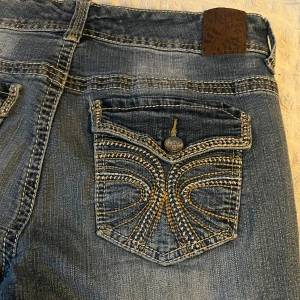2000s jeans - Ett par snygga Ariya bootcut jeans med midjemåttet som är 39cm rätt över och längden är 102cm! Skriv privat om ni har fler frågor🫶 (byxorna passar mig inte så det blir inga bilder med de på mig)❤️❤️