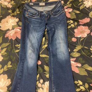 Ltb jeans ”valerie” - Fina ltb jeans i modellen ”valerie”. De är uppsprättade längst ner. Använda men har inga defekter💞 skriv vid funderingar💞