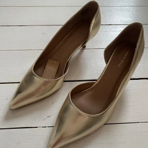 Låga klackar - Så fina guld klackskor från Anna Field som jag jag köpte secondhand med aldrig använt. Dom är helt nya med klappen kvar. Klacken ca 5.5 cm