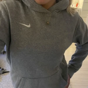 Nike Hoodie - Går Nike hoodie använd få gånger Köpt på plick. Barn xl men passar xs i dam storlek  (Bild från förra säljare)