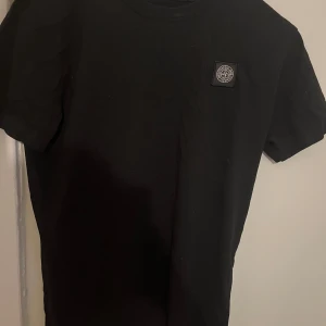Stone Island T-shirt  - I gott skick, använd fåtal gånger. Axelmått: 38 cm Längdmått: 64 cm