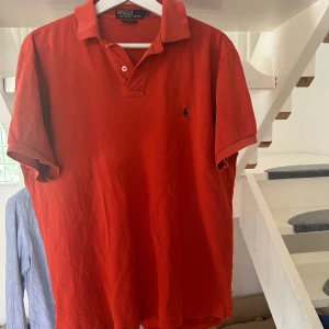 Ralph lauren piké  - Röd Ralph lauren piké  Storlek L  Lite sönder/ sliten - se bilder  