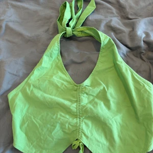 Halterneck tröja - Använd en gång på en festival. Jätte fin festival topp som är lite för stor för mig därför säljer jag. Köpt på hm. Skicket är jätte bra 
