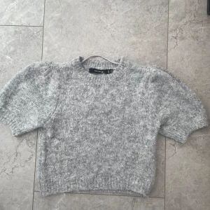 Stickad tröja - Grå fin stickad tröja från Vera Moda i storleken s. Inga skador på tröjan och inga fläckar. 