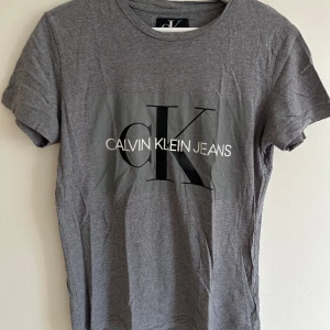 Calvin Klein t-shirt - En fin samt ny Calvin Klein t-shirt. Väldigt bra skick