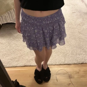 Volangkjol  - Första bilden är lånad av förra ägaren. Köpt på plick för 70kr. Säljer då den inte kommer till användning längre💕 str XS men passar S och M också