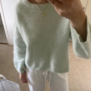 Arket tröja i alpacka-ull - Storlek M men passar mer XS-S💚 Går ej att få tag på denna fina färg längre! Alpacka-ull så väldigt skön.