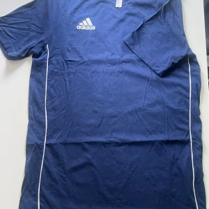 Adidas t-shirt - Använd endast ett par gånger, mycket bra skick, mörkblå äkta adidas t-shirt