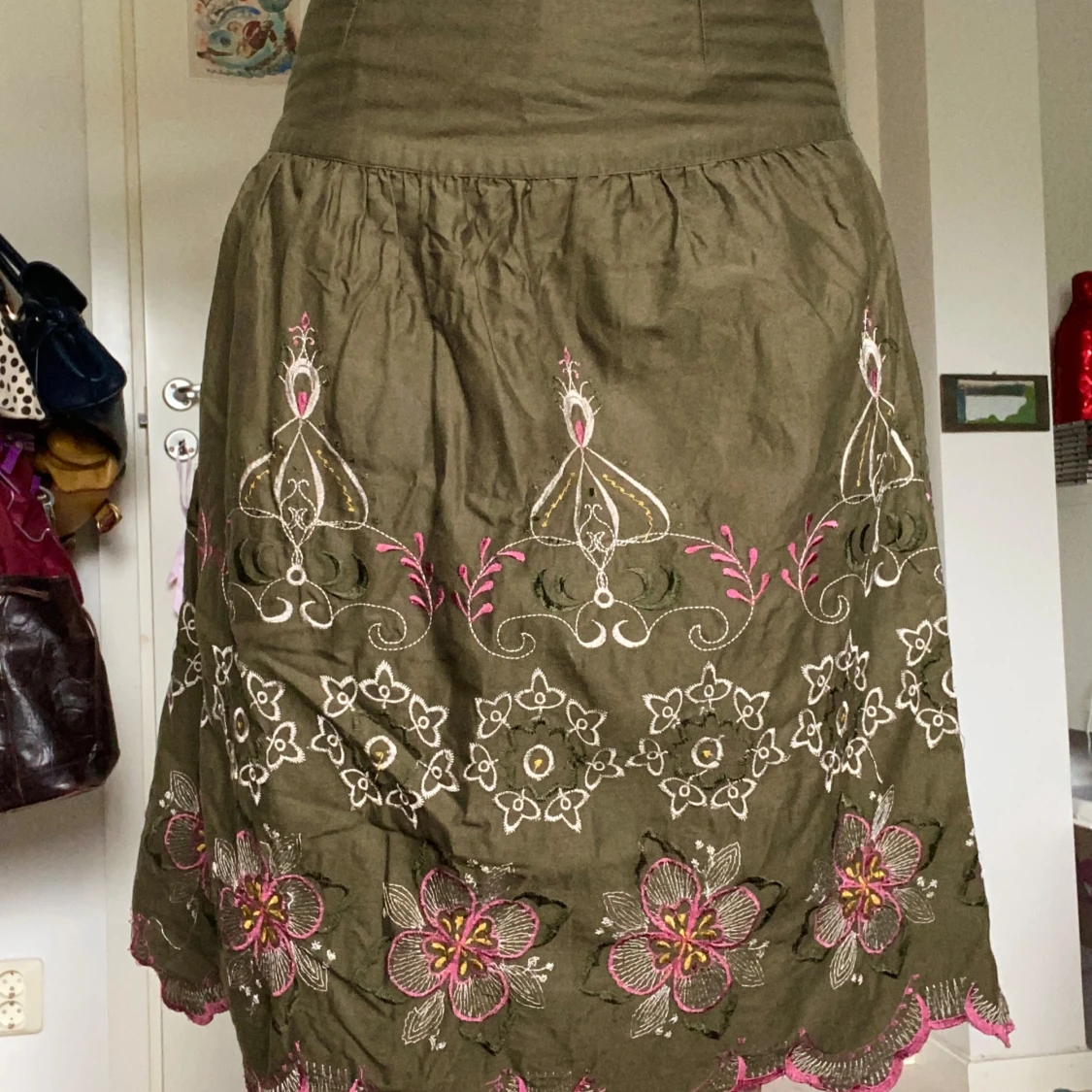 Khakigrön kjol med broderier - 90