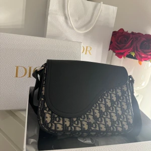 Dior bag - Säljer nu en Dior shoulder bag, endast använd ett fåtal gånger alltså i nyskick. Medföljer orginallåda samt påse. Nypris ca 20 000kr mitt pris 12 000. Hör av er ifall ni undrar något:)