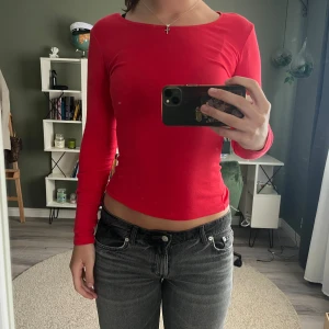 Röd tajt tröja 🍓🐦‍🔥 - Säljer min röda tajta tröja. Sitter väldigt fint och tajt. I storlek S, säljer på grund av ingen användning. ❤️