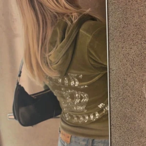 Grön kofta /juicy couture  - Grön kofta som det står juicy couture på,  J:et på dragkedjan har dock lossnat:( (se sista bilden) 💚