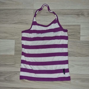 Randig linnetopp från Polarn O. Pyret - En randig linnetopp från Polarn O. Pyret i lila och vit. Toppen har ett enkelt och bekvämt snitt med smala axelband.