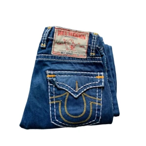 True Religion Jeans - Hej! Säljer ett par jätte fina True religion jeans i grymt fint skick. De är storlek 30 men passar även större. Priset kan diskuteras vid snabb affär.