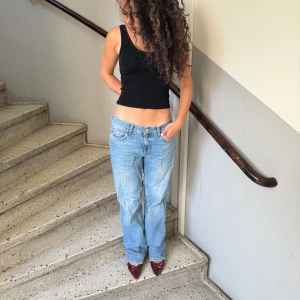 Blåa jeans - Blåa lågmidjade jeans ifrån ginatricot i storlek 38💙